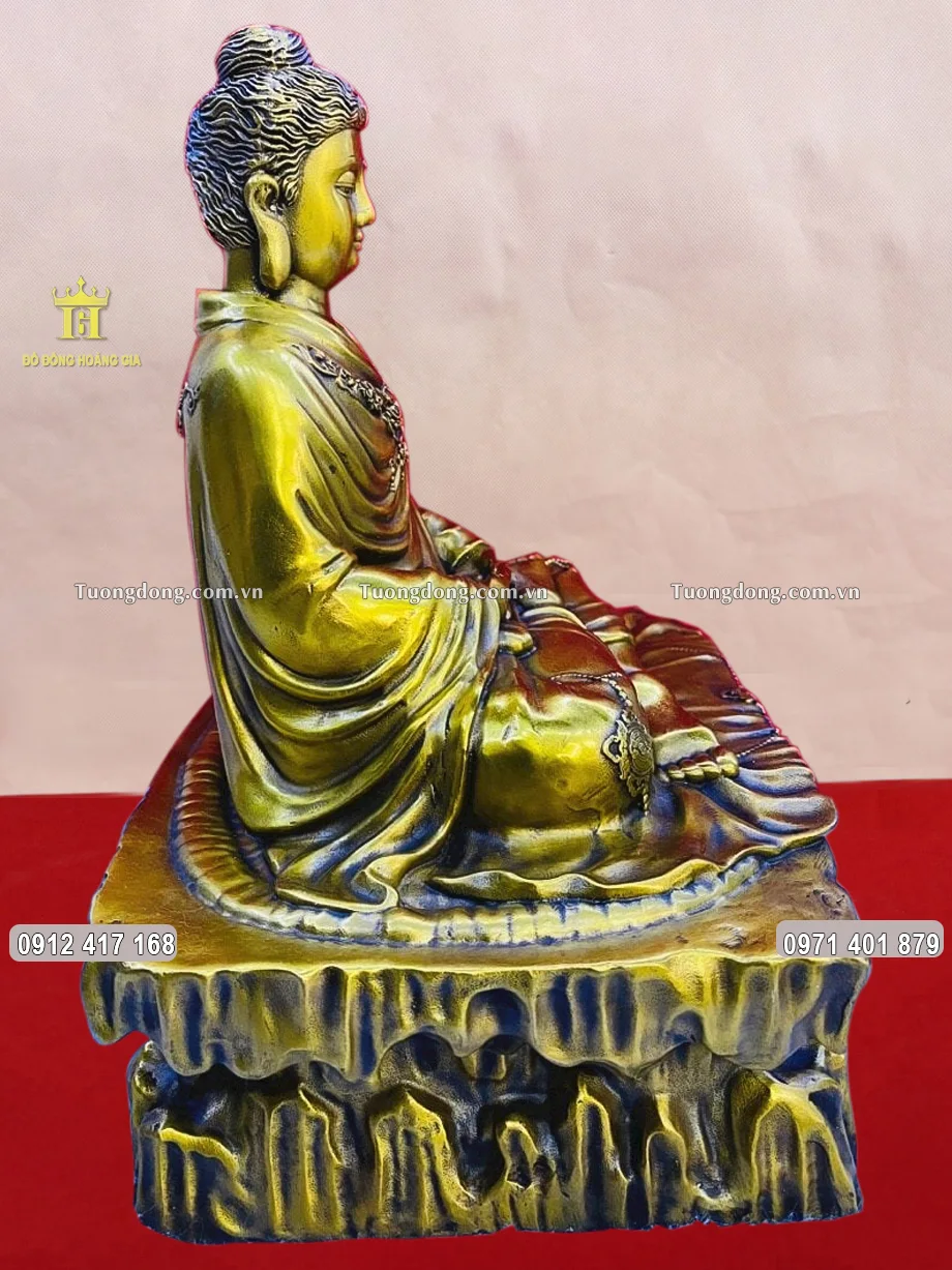 Hình ảnh nhìn nghiêng của bức tượng đồng